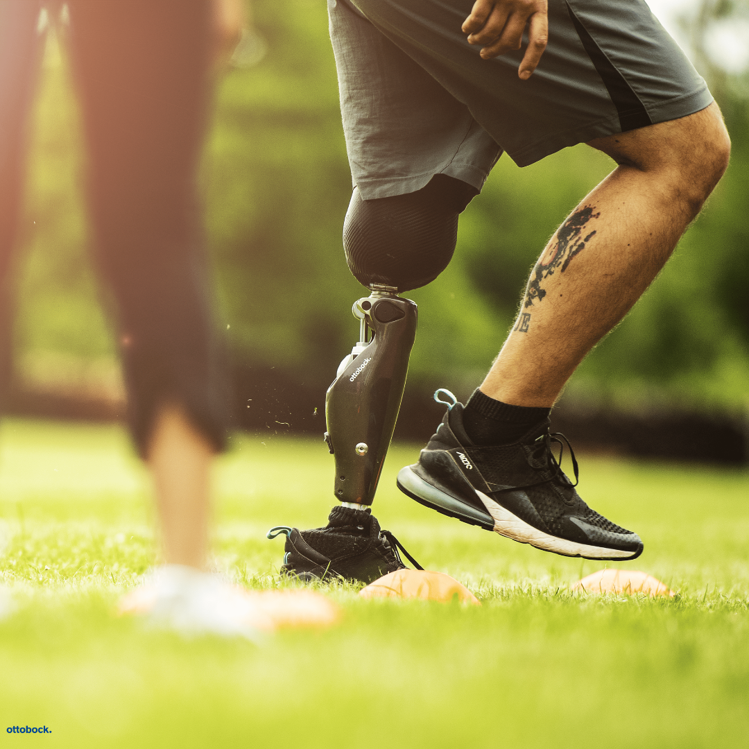 Mann mit Unterschenkelprothese l&auml;uft im Garten