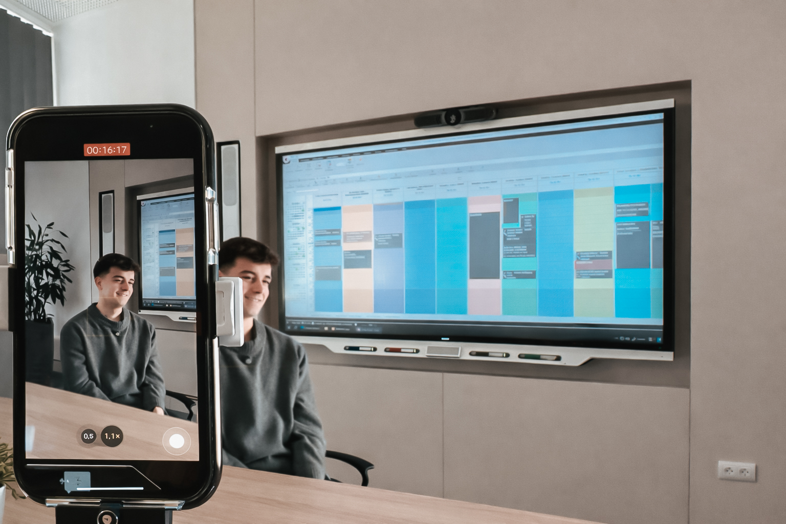 junger Mann im Interview