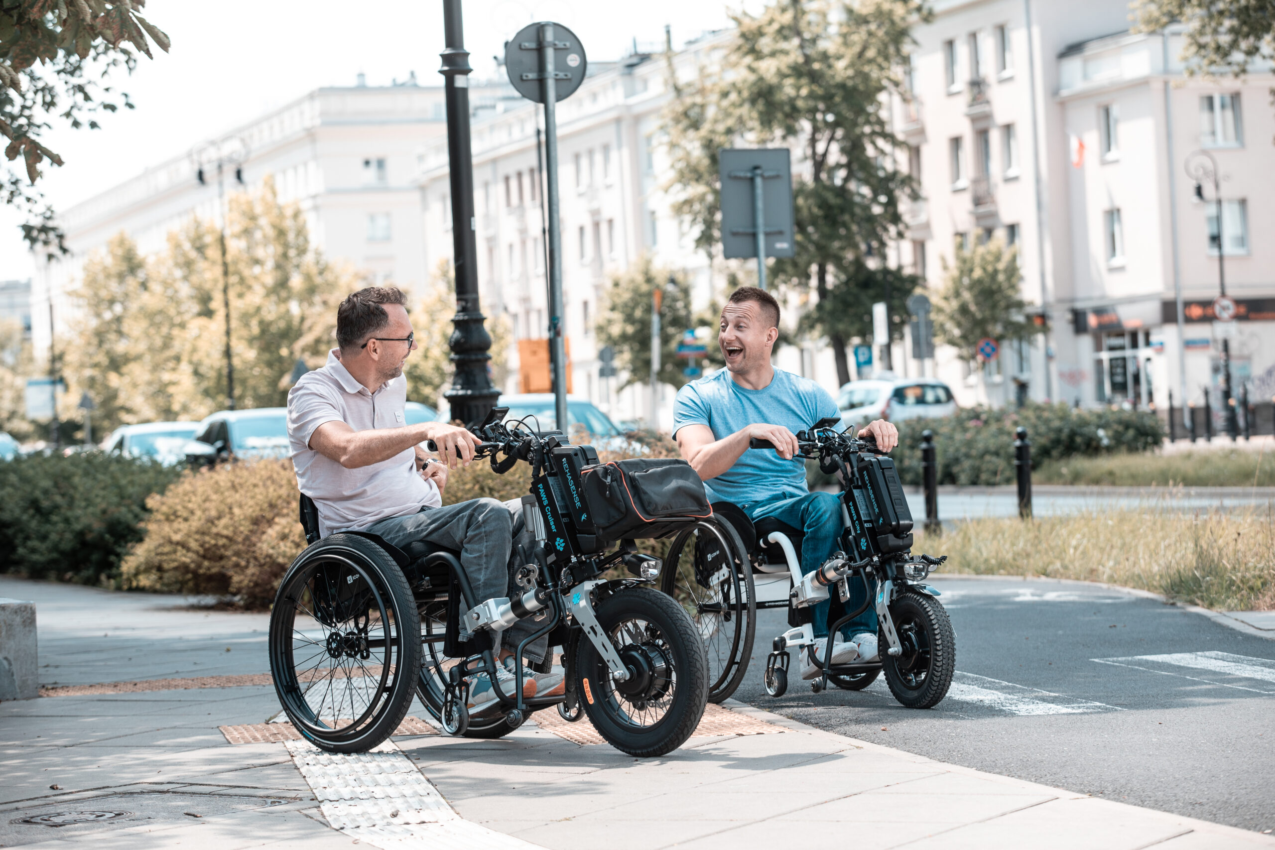 2 M&auml;nner mit Rehasense paws cruiser city